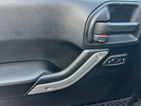 Used 2016 Jeep Wrangler Unlimited Rubicon image 11