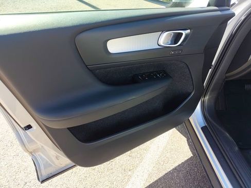 Used 2019 Volvo XC40 T5 Momentum image 10