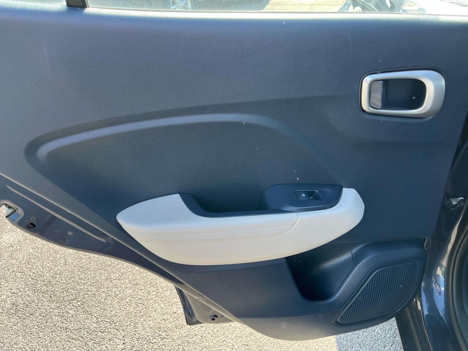 Used 2022 Hyundai Venue Limited FWD image 17