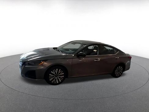 Used 2025 Nissan Altima 2.5 SV FWD image 4