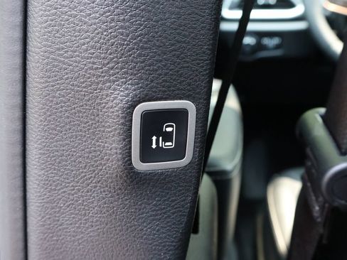 Used 2025 Chrysler Pacifica Select FWD image 44