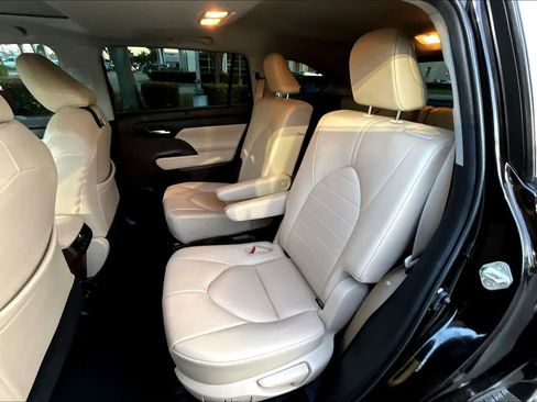 Used 2020 Toyota Highlander XLE image 20