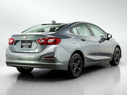 Used 2018 Chevrolet Cruze LT w/ LT Convenience Package FWD image 5