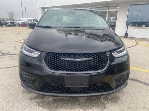 Used 2025 Chrysler Pacifica Limited image 4