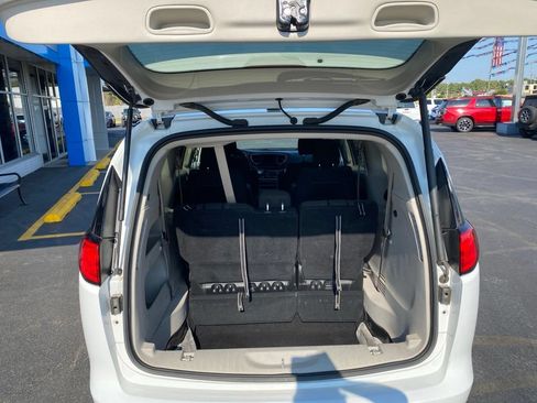 Used 2023 Chrysler Voyager LX FWD image 6