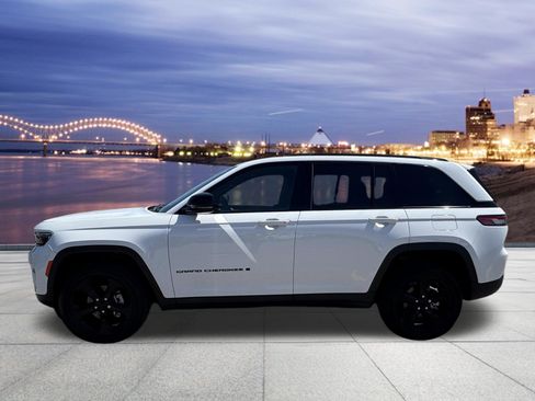 Used 2023 Jeep Grand Cherokee Altitude image 2