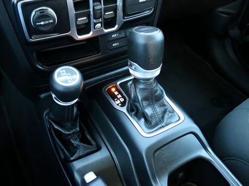 Used 2022 Jeep Gladiator Willys image 25