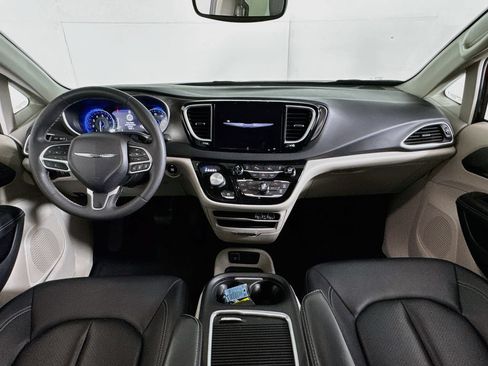 Used 2024 Chrysler Pacifica Touring-L FWD image 29