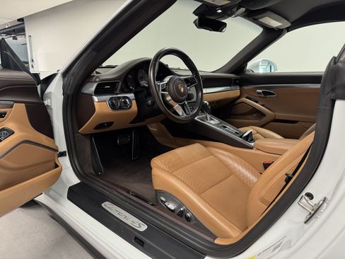 Used 2018 Porsche 911 Cabriolet image 8