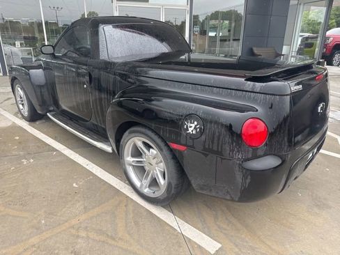 Used 2004 Chevrolet SSR w/ Preferred Equipment Group RWD image 3