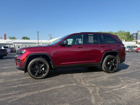 Used 2024 Jeep Grand Cherokee Altitude AWD/4WD image 6