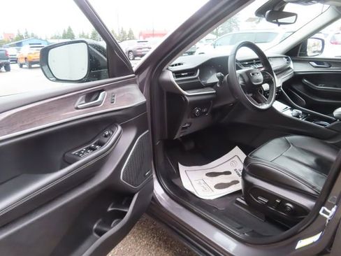 Used 2023 Jeep Grand Cherokee L Limited AWD/4WD image 17