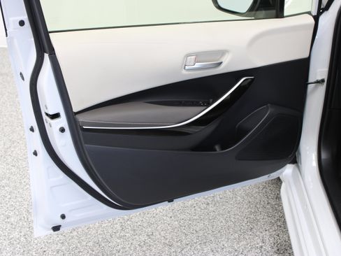 Used 2025 Toyota Corolla XLE FWD image 12