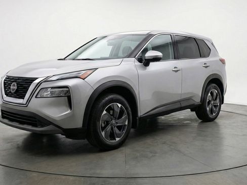 Used 2025 Nissan Rogue SV image 3