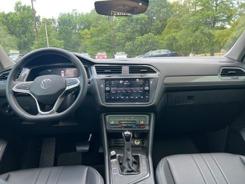 Used 2023 Volkswagen Tiguan SE w/ Panoramic Sunroof Package FWD image 26