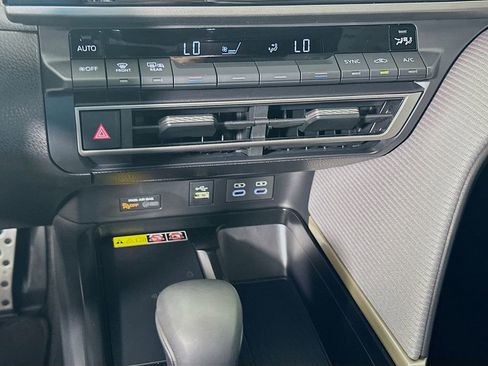 Used 2025 Toyota Camry SE w/ Convenience Package image 16