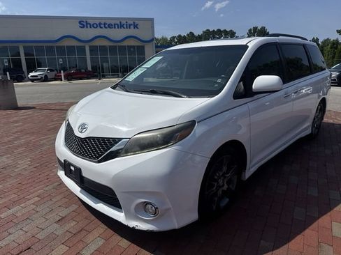Used 2015 Toyota Sienna SE w/ SE Preferred Package FWD image 1