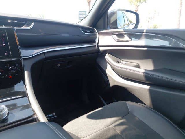 Used 2023 Jeep Grand Cherokee L Laredo RWD image 17