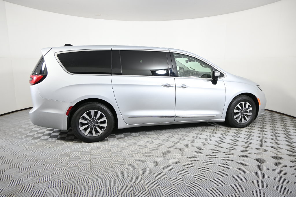Used 2023 Chrysler Pacifica Limited FWD image 7