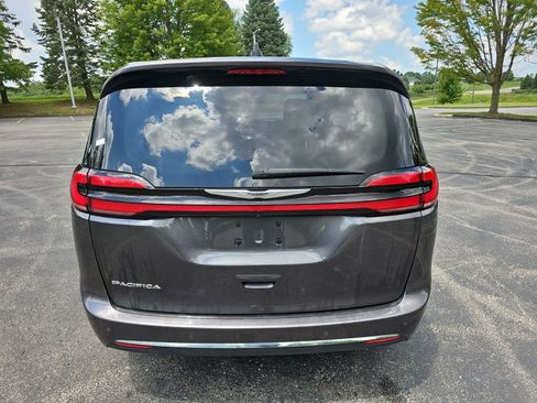 Used 2023 Chrysler Pacifica Touring-L FWD image 5