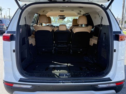 Used 2022 Kia Carnival EX image 10