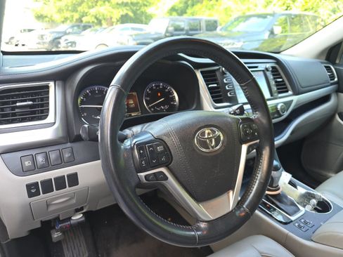 Used 2017 Toyota Highlander XLE FWD image 12