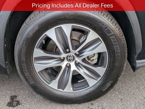 Used 2022 Toyota Highlander XLE FWD image 12