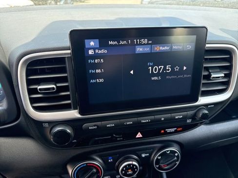 Used 2024 Hyundai Venue SE FWD image 5