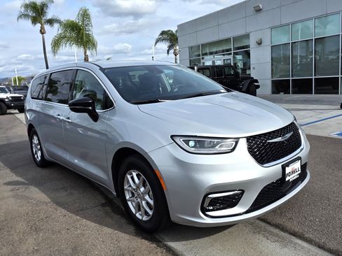 Certified 2024 Chrysler Pacifica Touring-L image 6