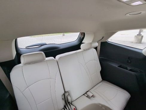 Used 2024 Buick Enclave Essence image 6