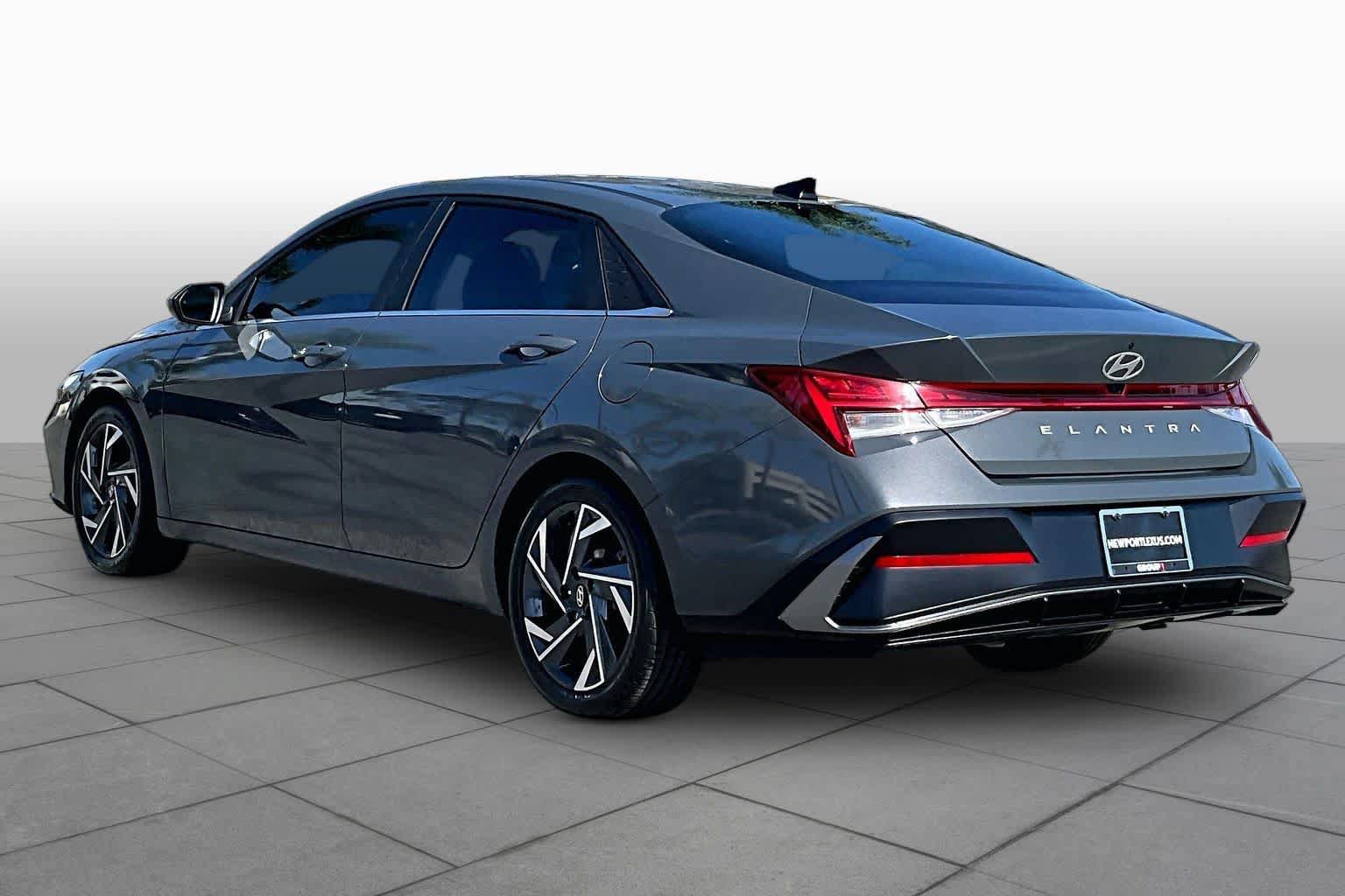 Used 2024 Hyundai Elantra SEL w/ Convenience Package FWD image 11