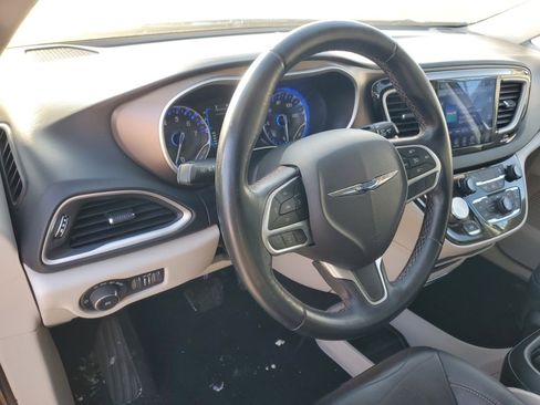 Used 2017 Chrysler Pacifica Touring-L image 10