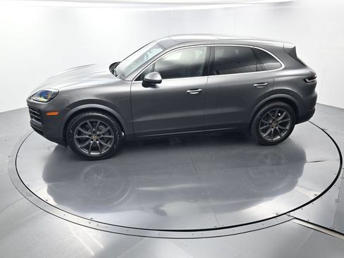 Certified 2024 Porsche Cayenne AWD/4WD image 34