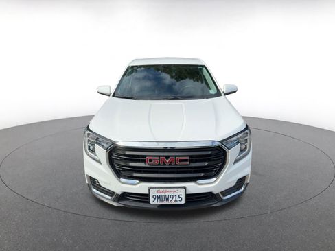 Used 2024 GMC Terrain SLE image 2