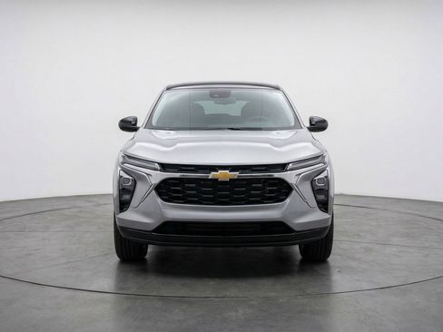 Used 2025 Chevrolet Trax LT image 2