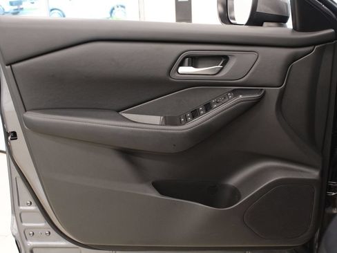 Used 2025 Nissan Rogue SV FWD image 11