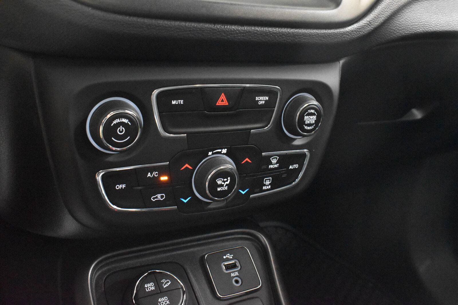 Used 2017 Jeep Compass Trailhawk w/ Leather Interior Group AWD/4WD image 18