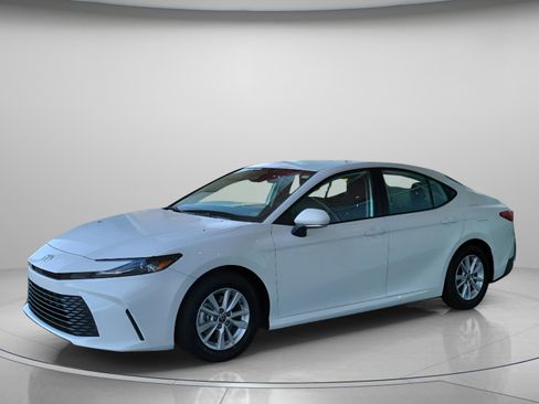 Used 2025 Toyota Camry LE image 2