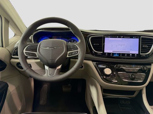 Used 2024 Chrysler Pacifica Limited image 25