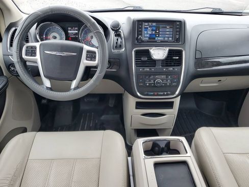 Used 2016 Chrysler Town & Country Touring-L FWD image 23