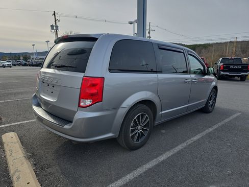 Used 2019 Dodge Grand Caravan SE image 3