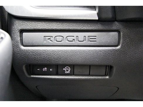 Used 2025 Nissan Rogue S image 17