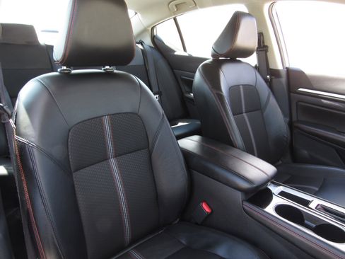 Used 2025 Nissan Altima 2.5 SR FWD image 10