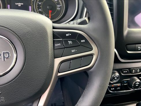 Used 2021 Jeep Cherokee Latitude Plus FWD image 21