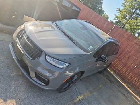 Used 2025 Chrysler Pacifica Limited FWD image 3