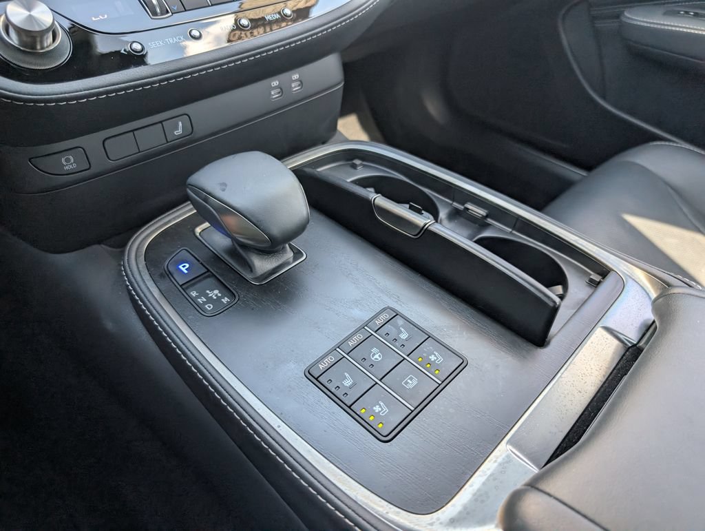 Used 2025 Lexus LS 500 w/ Accessory Package (Z1) RWD image 21