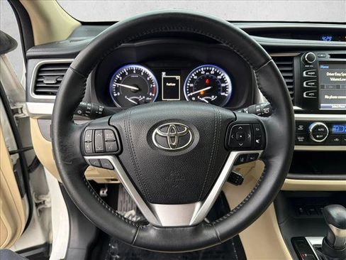 Used 2017 Toyota Highlander XLE image 11