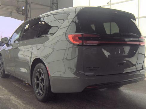 Used 2023 Chrysler Pacifica Touring-L w/ S Appearance Package image 6