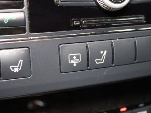 Used 2010 Mercedes-Benz E 550 Sedan w/ Premium 1 Pkg image 21