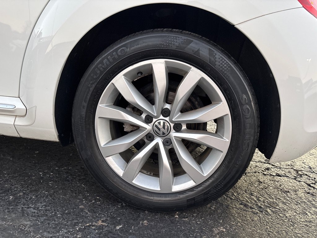 Used 2013 Volkswagen Beetle TDI FWD image 40